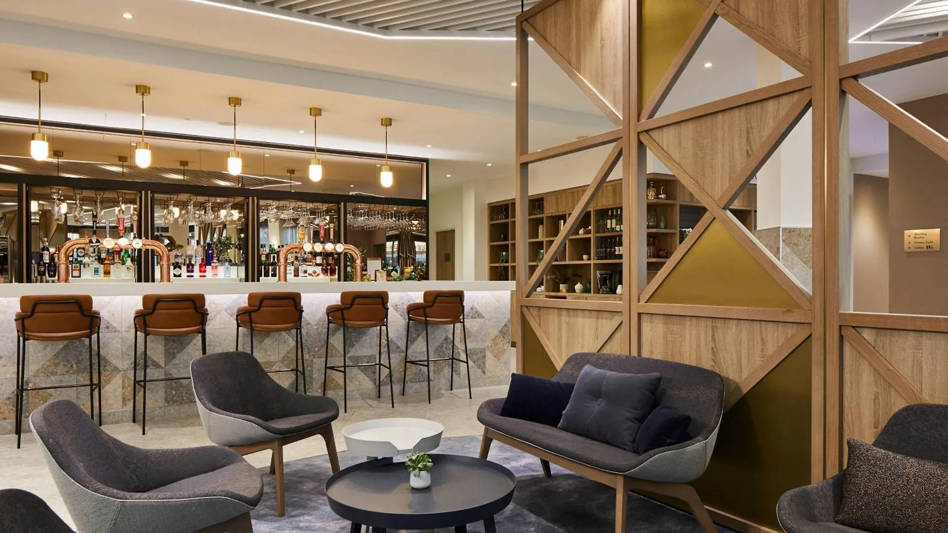 Courtyard By Marriott London City Airport 4*,