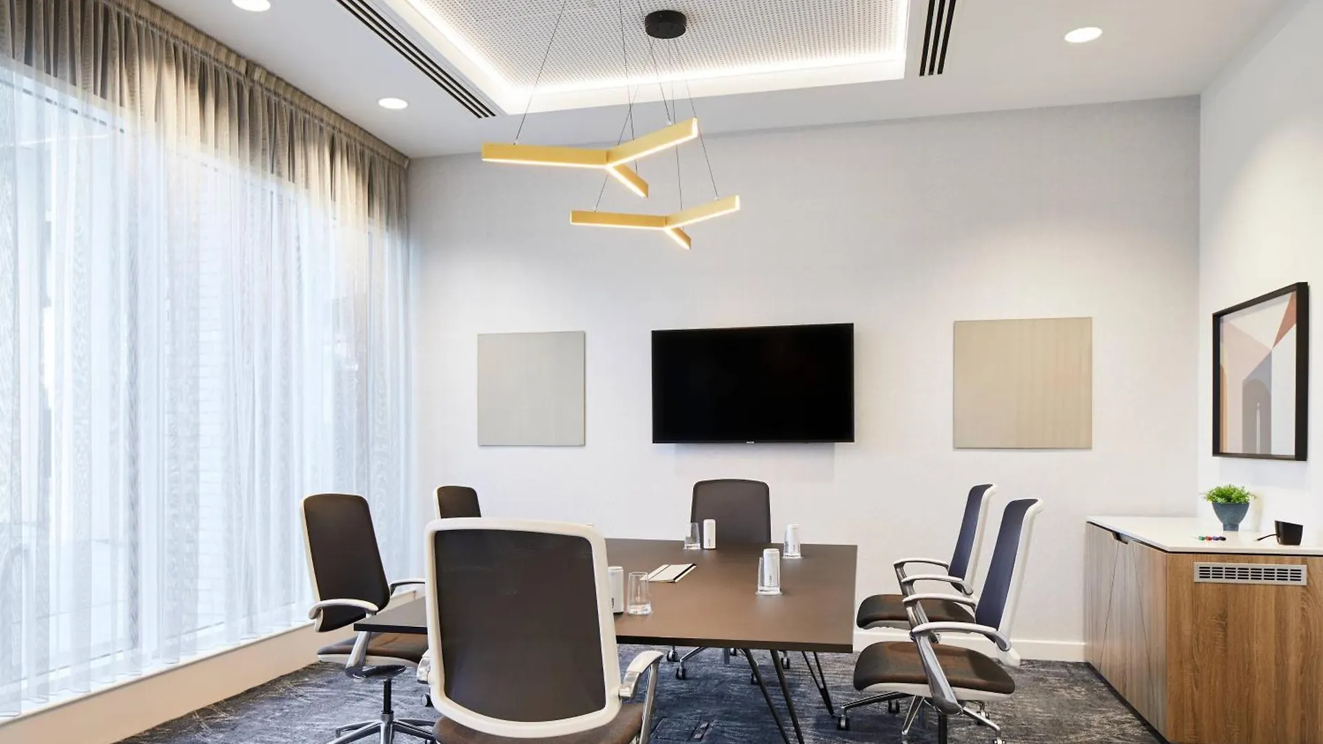 Courtyard By Marriott London City Airport Hotel