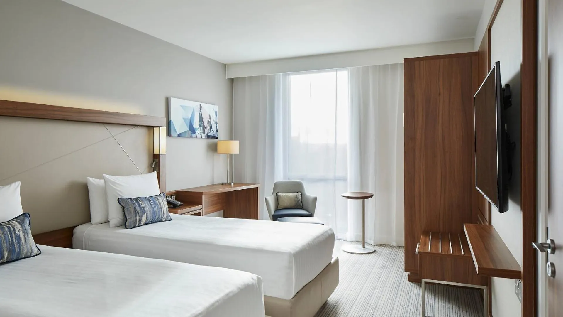 Courtyard By Marriott London City Airport