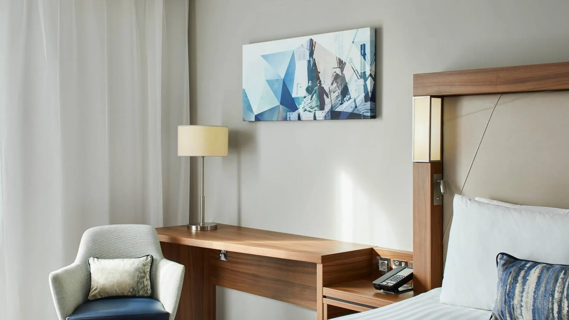 Courtyard By Marriott London City Airport