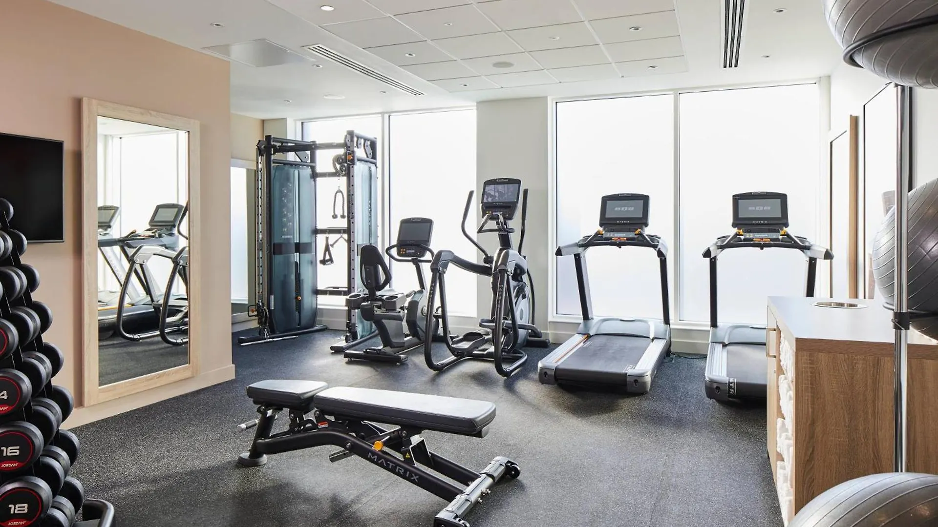 Courtyard By Marriott London City Airport