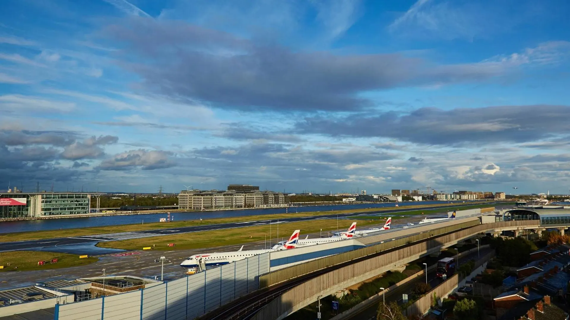 Hotel Courtyard By Marriott London City Airport