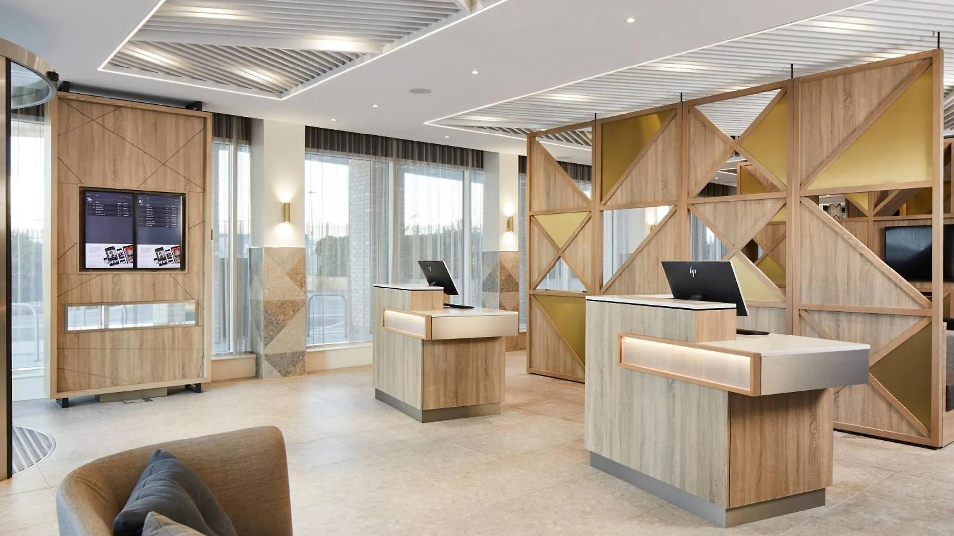 Courtyard By Marriott London City Airport 4*,