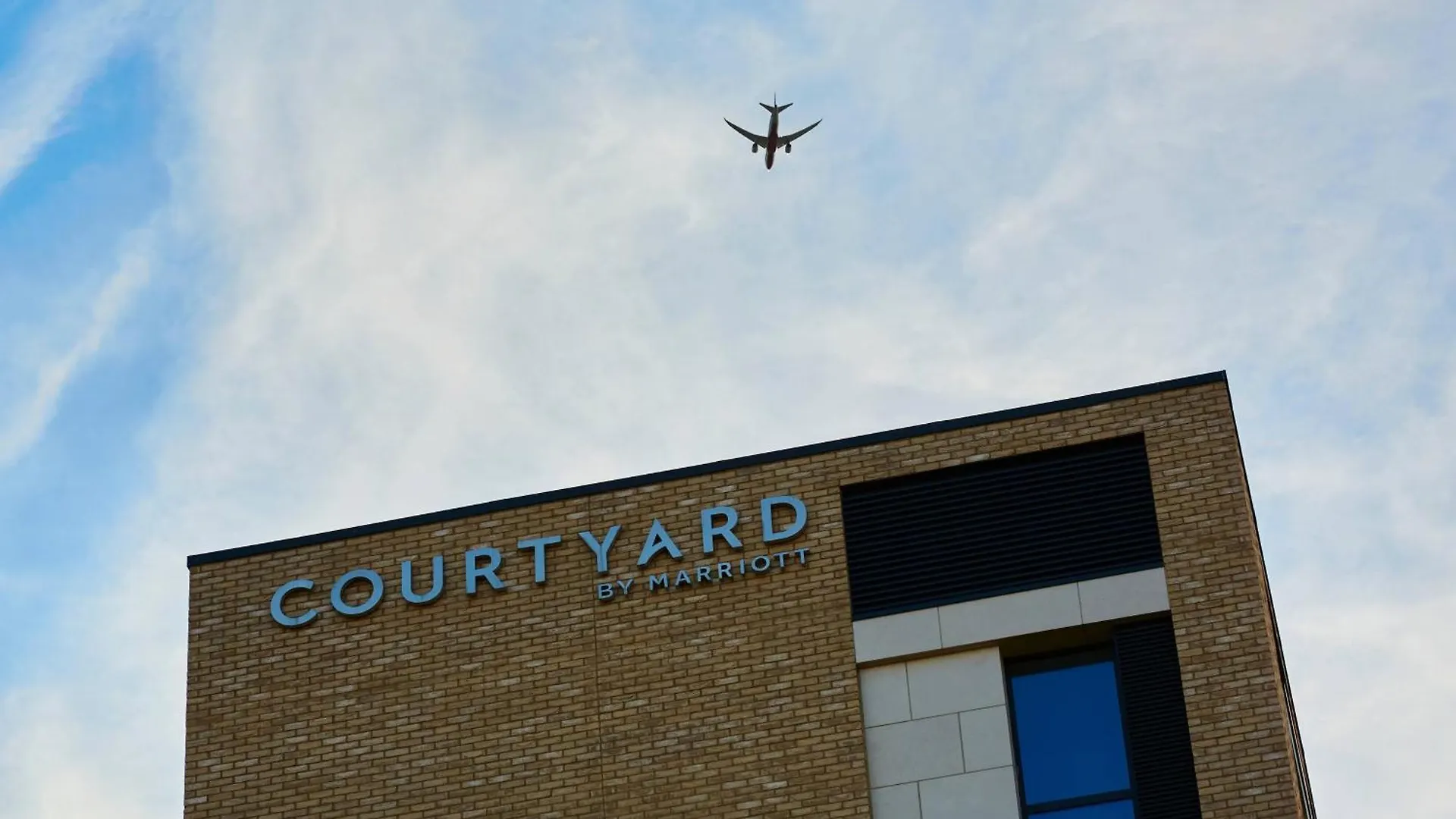 Courtyard By Marriott London City Airport Hotel