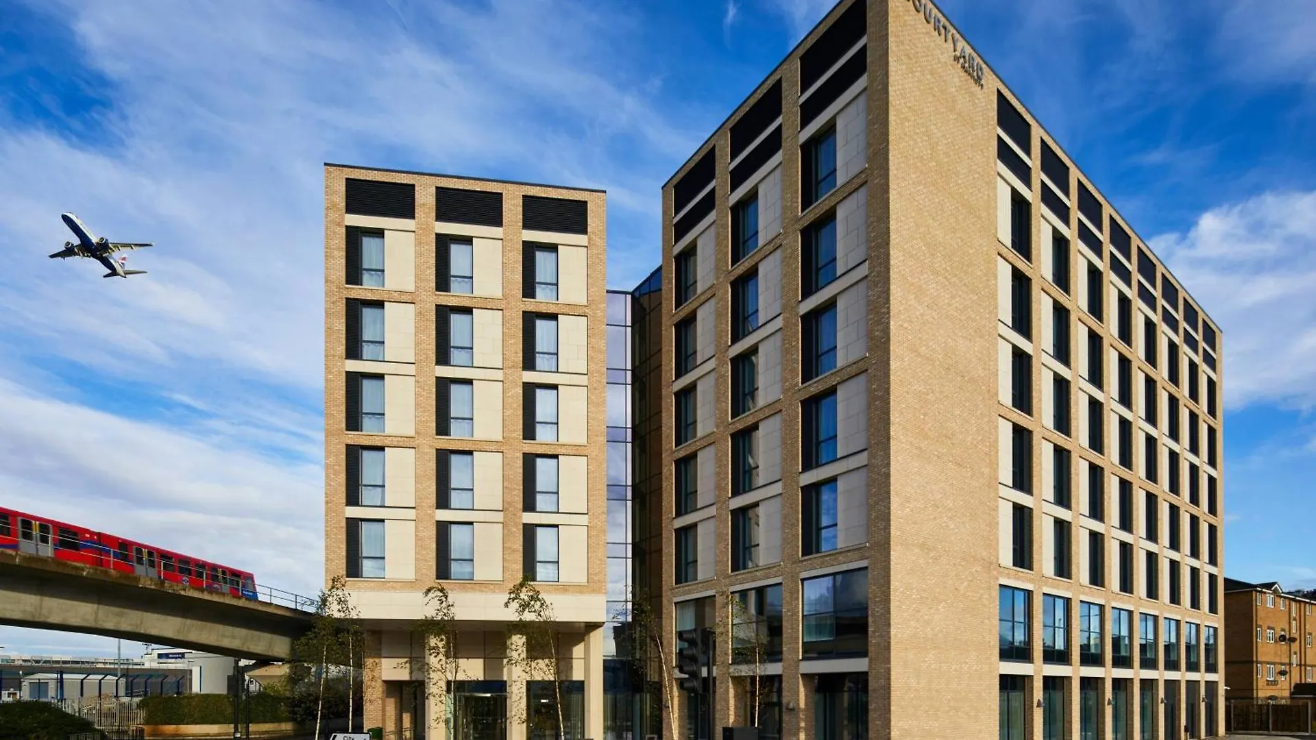 Courtyard By Marriott London City Airport
